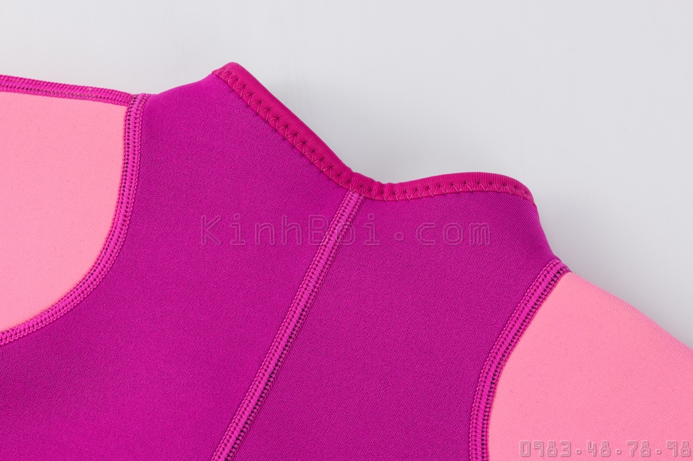 Phần cổ bộ đồ bơi được tăng cường 1 lớp vải để tạo cảm giác thoải mái cho bé khi mặc không cọ xát khó chịu