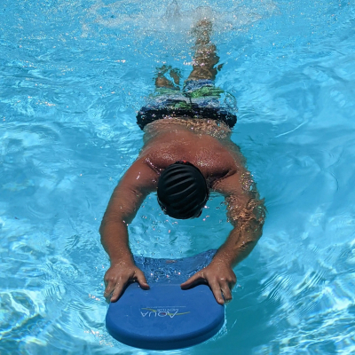 Tập với phao ván tập bơi (kickboard)